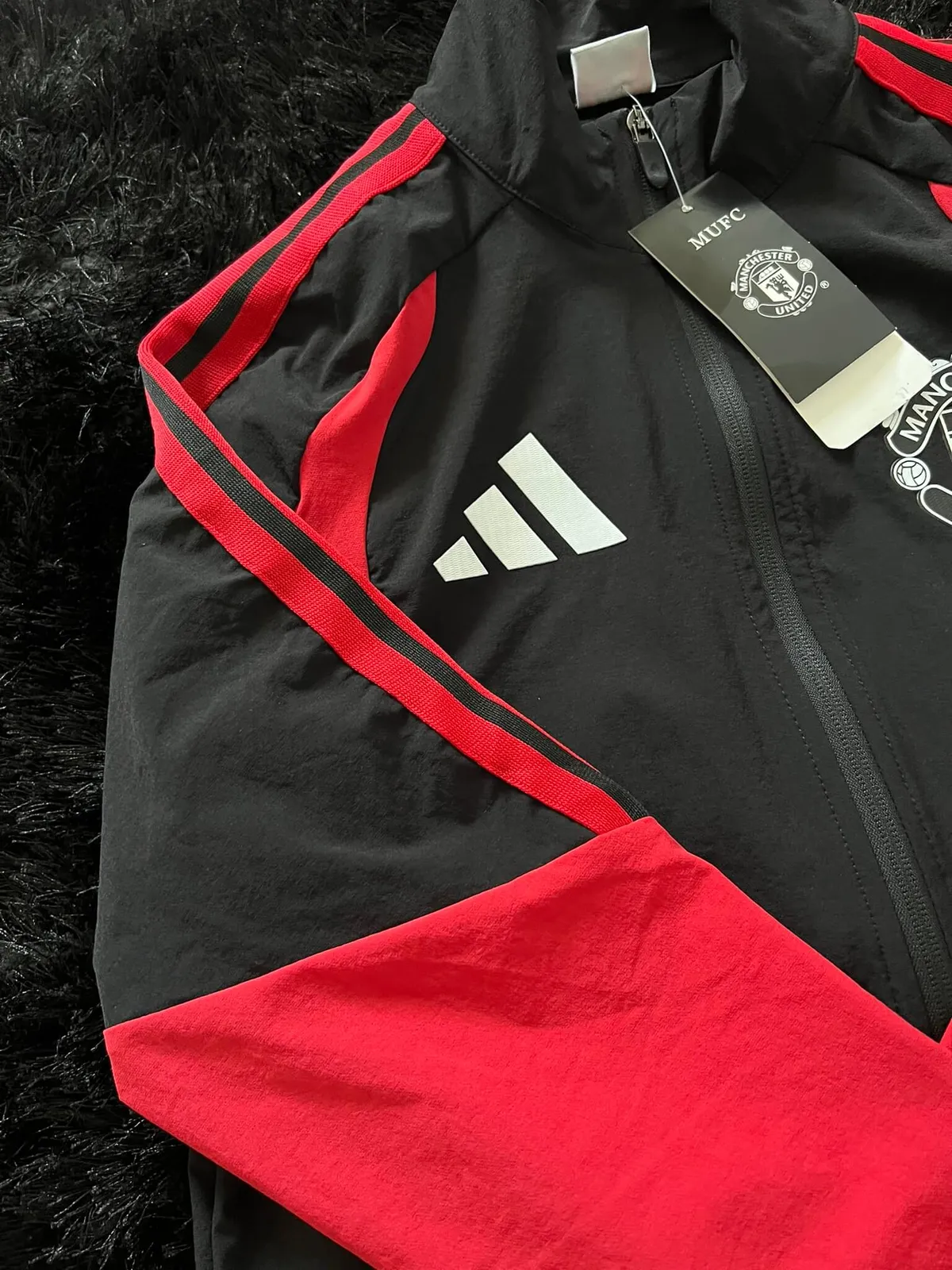MANCHESTER UNITED PRE-MATCH TRACKSUIT 2027